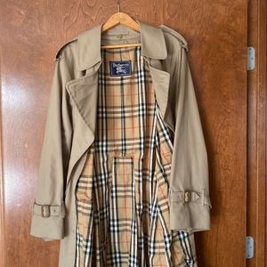 Burberry Beige Kensington Belted Trench Coat with wool vest zip liner. Size 6